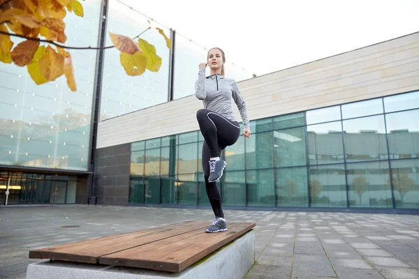 Kadın yapma adım egzersiz şehir sokak bankta — Stok fotoğraf