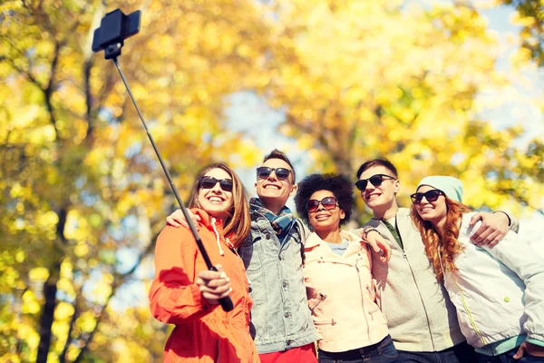 Ler vänner att ta selfie med smartphone — Stockfoto
