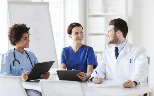 Gruppo di medici felici incontro presso l'ufficio ospedaliero — Foto Stock