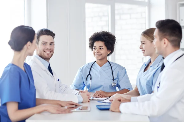 Gruppe glücklicher Ärzte trifft sich im Krankenhaus — Stockfoto