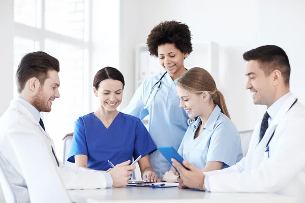 Gruppo di medici felici incontro presso l'ufficio ospedaliero — Foto Stock