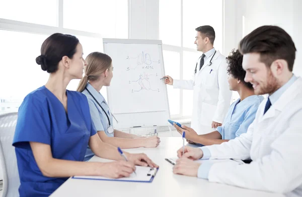 Grupo de médicos em apresentação no hospital — Fotografia de Stock