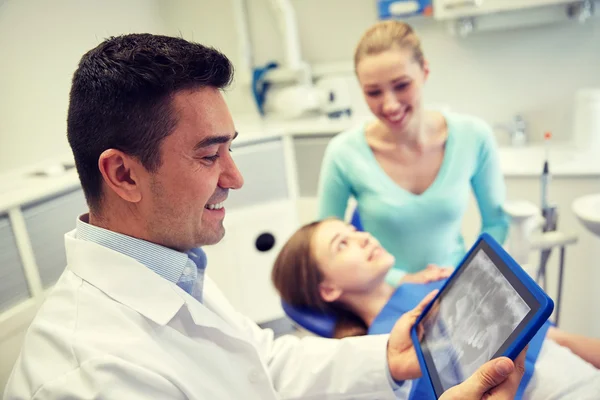 Οδοντίατρος με φασματόμετρο ακτίνων χ σε tablet pc και ασθενή κορίτσι — Φωτογραφία Αρχείου