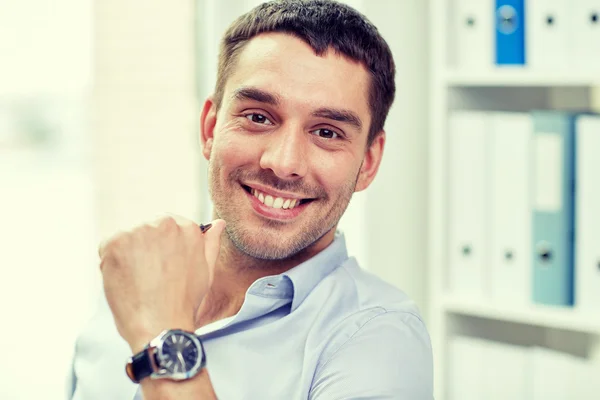 Porträt eines lächelnden Geschäftsmannes im Amt — Stockfoto