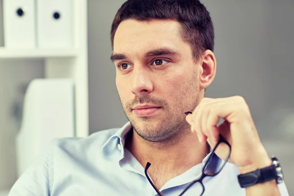 Portret van zakenman met brillen op kantoor — Stockfoto