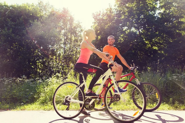 Glückliches Paar beim Fahrradfahren im Freien — Stockfoto