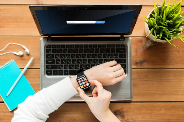 Gros plan de la femme avec montre intelligente et ordinateur portable — Photo