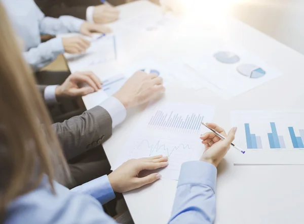 Nahaufnahme von Chats und Grafiken im Büro — Stockfoto