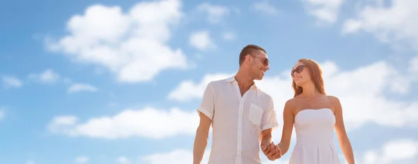 Feliz casal sorrindo andando sobre o céu azul — Fotografia de Stock