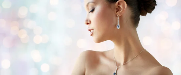 Belle femme asiatique avec boucle d'oreille et pendentif — Photo