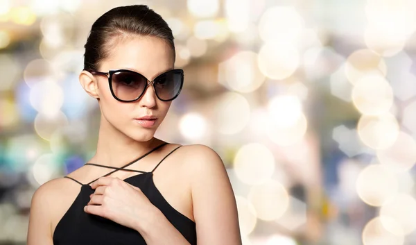 Schöne junge Frau in eleganter schwarzer Sonnenbrille — Stockfoto