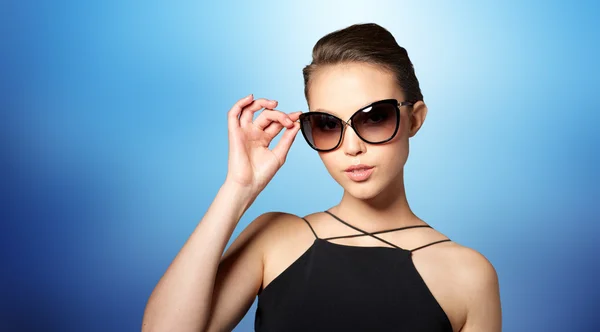 Hermosa mujer joven en elegantes gafas de sol negras — Foto de Stock