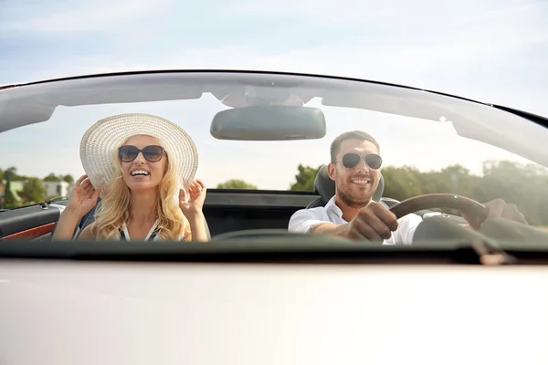 Счастливые мужчина и женщина за рулем автомобиля Стоковое Изображение