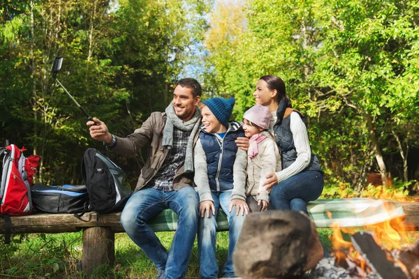 智能手机以自拍照在篝火附近的家庭 — 图库照片