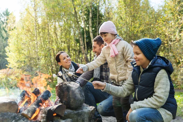 Glückliche Familie grillt Marshmallow am Lagerfeuer — Stockfoto