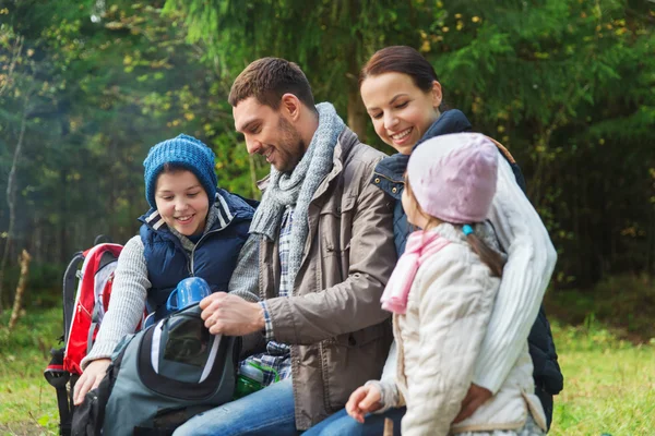 Famiglia felice con zaini e thermos al campo — Foto Stock