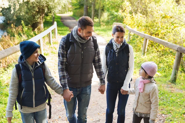 Glückliche Familie mit Rucksäcken beim Wandern im Wald — Stockfoto