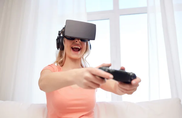 Mulher em fone de ouvido de realidade virtual com controlador — Fotografia de Stock