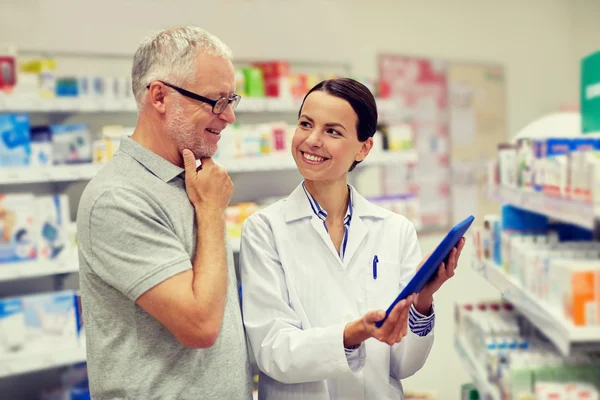 Pharmacist with tablet pc and senior man — Stock Photo, Image