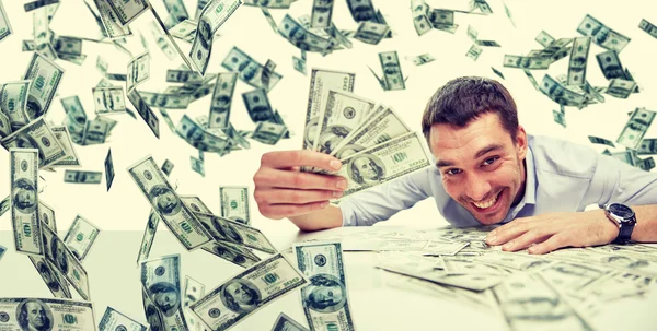 Hombre de negocios feliz con un montón de dinero —  Fotos de Stock