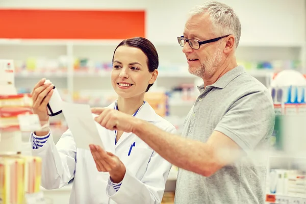 Farmaceuta i starszy człowiek zakupu leków w aptece — Zdjęcie stockowe