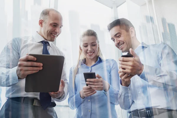 Gente de negocios con tableta PC y teléfonos inteligentes —  Fotos de Stock