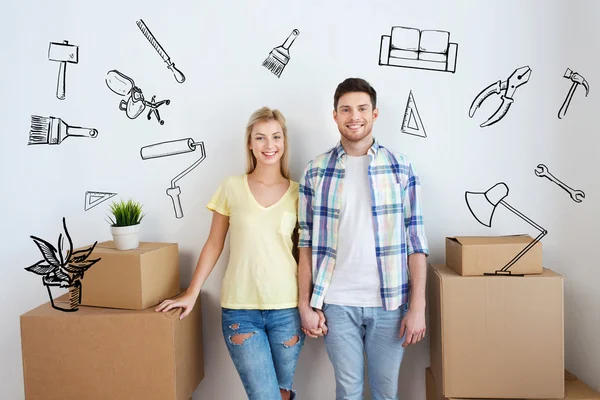 Sonriente pareja con grandes cajas moviéndose a nuevo hogar —  Fotos de Stock