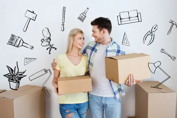 Sorrindo casal com grandes caixas se movendo para nova casa — Fotografia de Stock