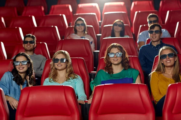 Amigos felices viendo la película en el teatro 3d — Foto de Stock