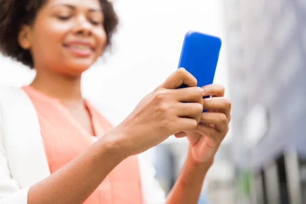 Nahaufnahme einer Afrikanerin mit Smartphone in der Stadt — Stockfoto
