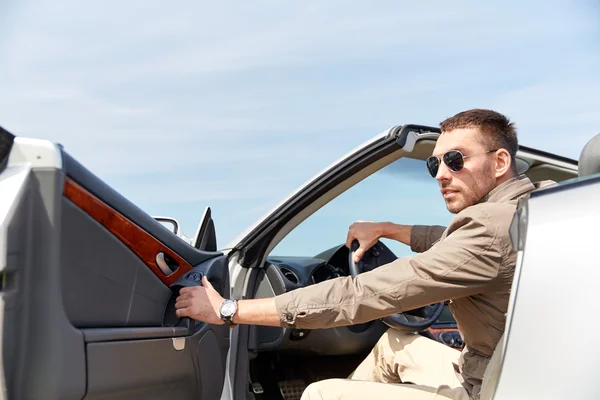 Homem feliz abertura porta do carro cabriolet ao ar livre — Fotografia de Stock