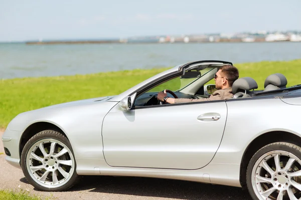 Lycklig man kör cabriolet bil utomhus — Stockfoto