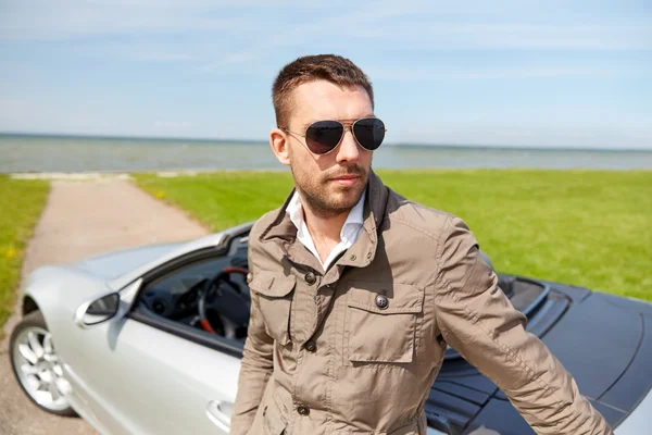 Hombre cerca de cabriolet coche al aire libre — Foto de Stock