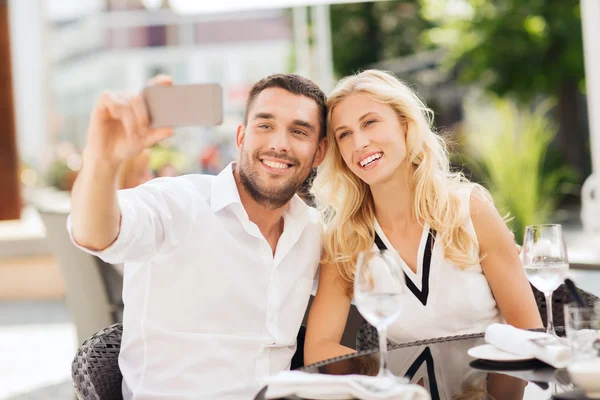 Mutlu çift kafede Smatphone ile selfie çekiyor. — Stok fotoğraf