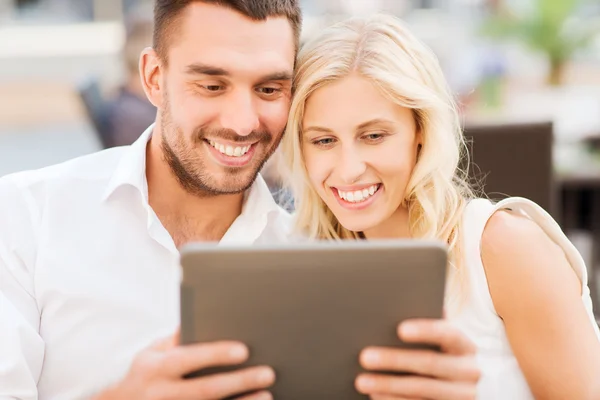 Šťastný pár s tablet pc v salonku restaurace — Stock fotografie