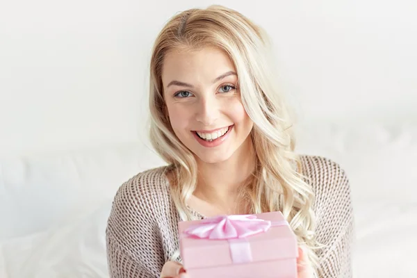 Gelukkig jonge vrouw met thuis de doos van de gift — Stockfoto