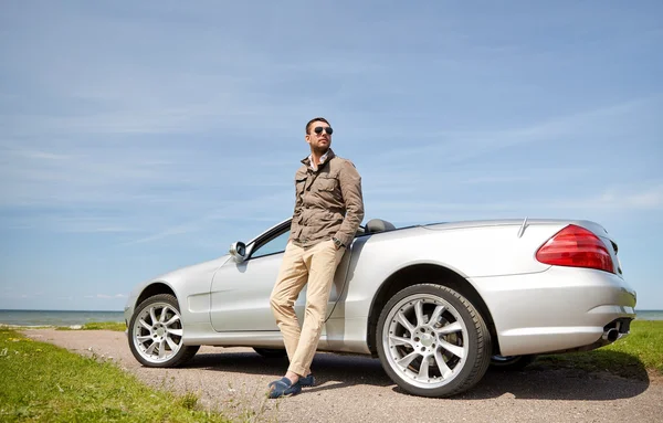 Man near cabriolet car outdoors — Stock Photo, Image