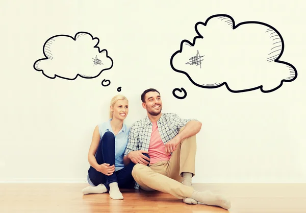 Happy couple of man and woman moving to new home — Stock Photo, Image