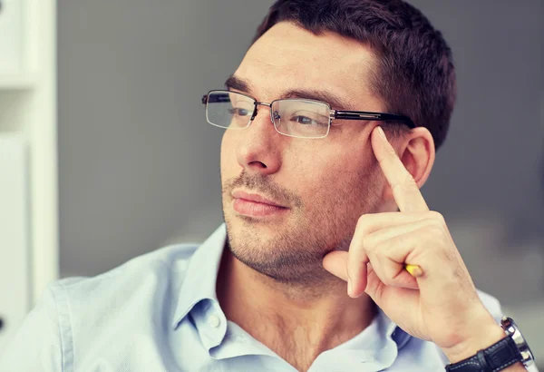 Portrait d'homme d'affaires en lunettes au bureau — Photo