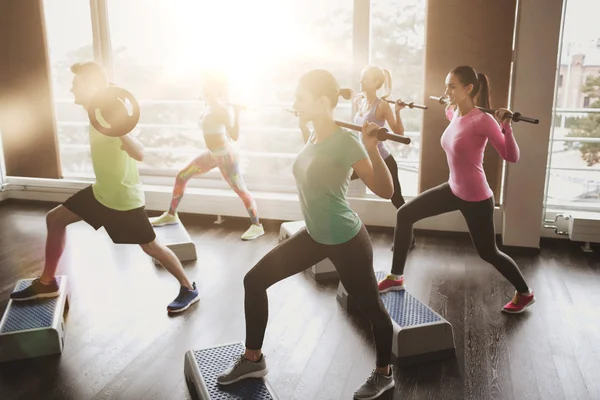 Grupo de personas haciendo ejercicio con barra de pesas en el gimnasio —  Fotos de Stock