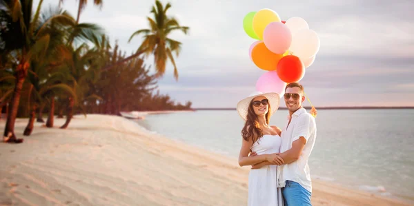 Sonriente pareja con globos de aire libre —  Fotos de Stock