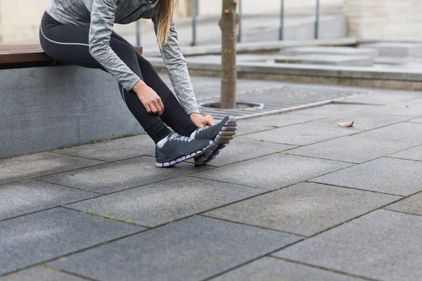 Sportif kadın ayakkabı açık havada ipe yakın çekim — Stok fotoğraf