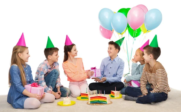 Boldog gyermekek, amely bemutatja a születésnapi partiján — Stock Fotó