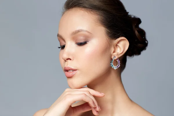 Close-up van de mooie vrouw gezicht met earring — Stockfoto