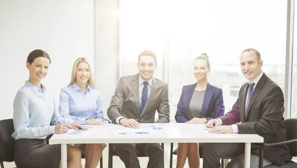 Sonriente equipo de negocios en la reunión — Foto de Stock