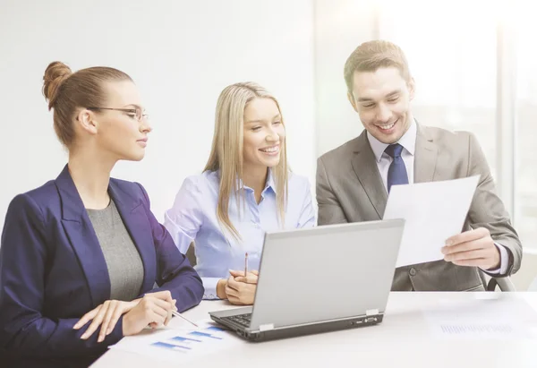 Equipe de negócios com laptop tendo discussão — Fotografia de Stock