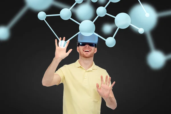 Gelukkig man in virtuele werkelijkheid hoofdtelefoon of 3D-bril — Stockfoto