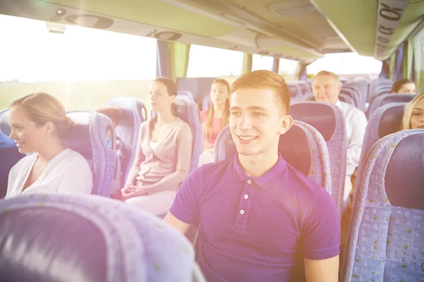 Feliz joven sentado en autobús de viaje o tren — Foto de Stock