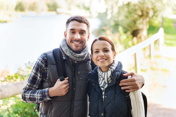 Casal feliz com mochilas caminhadas e abraços — Fotografia de Stock