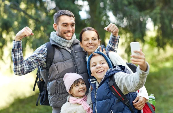 Família tomando selfie com smartphone na floresta — Fotografia de Stock